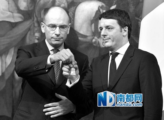 2月22日，在意大利羅馬總理府，新任總理馬泰奧·倫齊(右)與前任總理恩里科·萊塔舉行交接儀式。