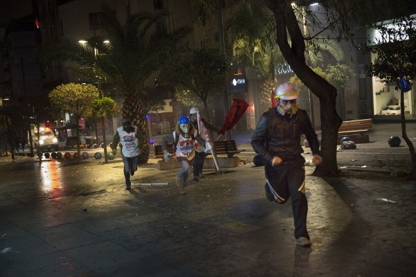 當?shù)貢r間2014年2月25日，土耳其伊斯坦布爾，總理涉腐錄音引發(fā)全國抗議，要求本屆政府下臺。