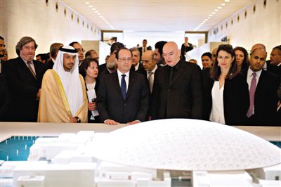 4月29日，法國(guó)總統(tǒng)奧朗德（中）和阿布扎比文化遺產(chǎn)委員會(huì)主席蘇爾坦親王（左）一起觀看“阿布扎比盧浮宮”建筑模型。盧浮宮計(jì)劃打造“阿布扎比盧浮宮”，以推廣法國(guó)文化。