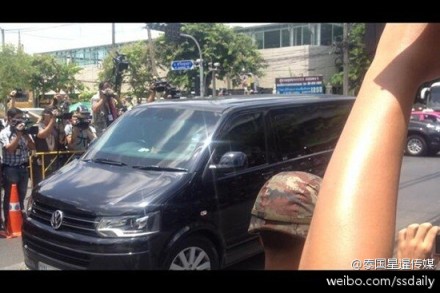 英拉乘坐其私人防彈車抵達軍方設施。