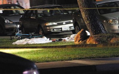 5月23日在美國加州大學(xué)圣巴巴拉分校附近的槍擊現(xiàn)場拍攝的死者遺體。