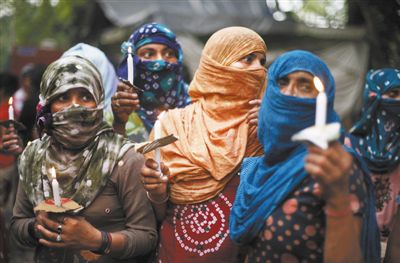 5月31日，新德里，印度民眾舉行紀(jì)念儀式，悼念在強(qiáng)奸案中遇害的兩名少女。