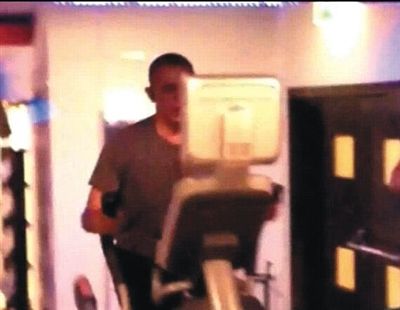 酒店健身中心，橢圓機上鍛煉的奧巴馬。