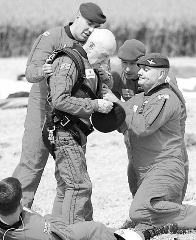 89歲的赫頓再次于70年前同一地點(diǎn)參加雙人跳傘。