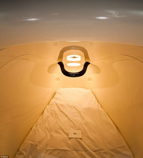 日本機(jī)場(chǎng)出現(xiàn)膠囊旅館 房間袖珍長(zhǎng)2米高1米(圖) 日本機(jī)場(chǎng)出現(xiàn)膠囊旅館 房間袖珍長(zhǎng)2米高1米(圖)