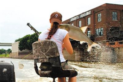 亞洲鯉魚突然躍出水面，對(duì)游客“發(fā)動(dòng)襲擊”。