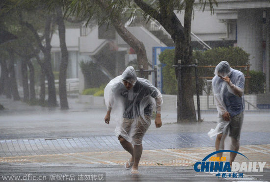 超強(qiáng)臺(tái)風(fēng)來(lái)襲 沖繩300多航班取消17人受傷 超強(qiáng)臺(tái)風(fēng)來(lái)襲 沖繩300多航班取消17人受傷