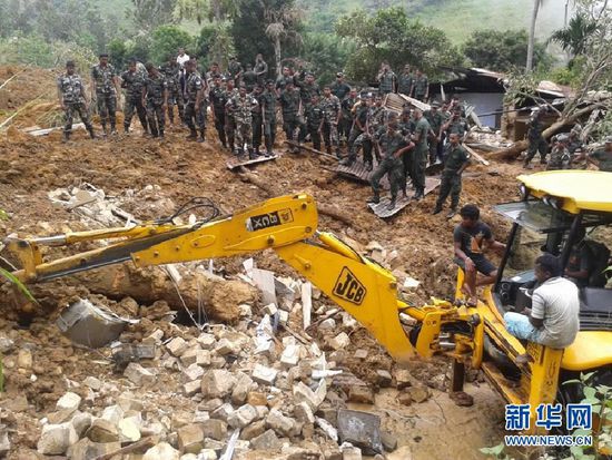 　10月29日，斯里蘭卡救援部隊(duì)抵達(dá)山體滑坡災(zāi)區(qū)展開(kāi)救援。