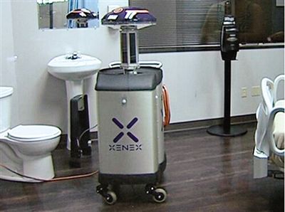 可通過(guò)發(fā)射紫外線對(duì)房間消毒的機(jī)器人。