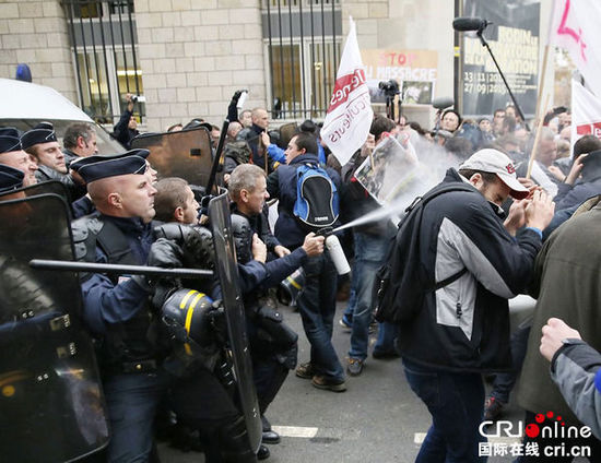 　　當(dāng)?shù)貢r(shí)間2014年11月27日，法國(guó)巴黎，法國(guó)農(nóng)民帶綿羊在埃菲爾鐵塔附近抗議，要求環(huán)保部門采取有效措施解決狼群襲擊羊群?jiǎn)栴}?！D片來(lái)源：TRICK KOVARIK/CFP