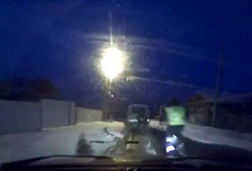 警車追逐中仍未追上可疑汽車，此時(shí)令人震驚的一幕出現(xiàn)，一名警察從警車中跳出來(lái)，向可疑車輛跑去。