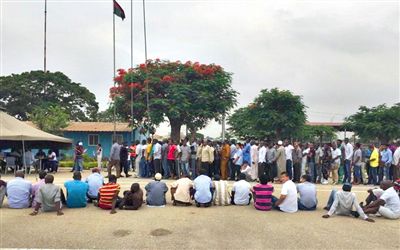 19日，安哥拉一檢查點(diǎn)抓扣大量外國(guó)人并查驗(yàn)證件。