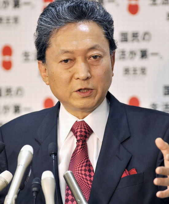 日本前首相鳩山由紀(jì)夫女性扮相演出音樂(lè)劇(組圖)