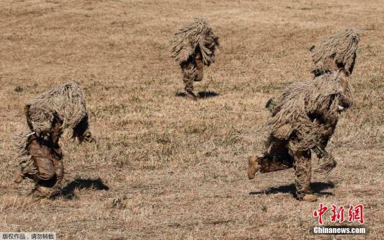 資料圖：當(dāng)?shù)貢r間2015年1月11日，日本船橋市，日本自衛(wèi)隊進行新年軍演，大約500名軍人和24架飛機參與了本次演習(xí)。 視頻：日本敲定史上最大規(guī)模國防預(yù)算費來源:央視軍事農(nóng)業(yè)