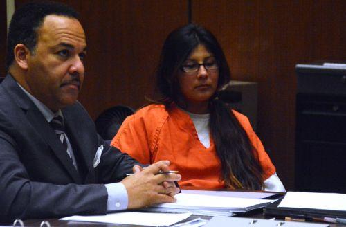 嫌犯卡門（中）在初審法庭上。（僑報網(wǎng)：圖片由法庭指定攝影師提供）