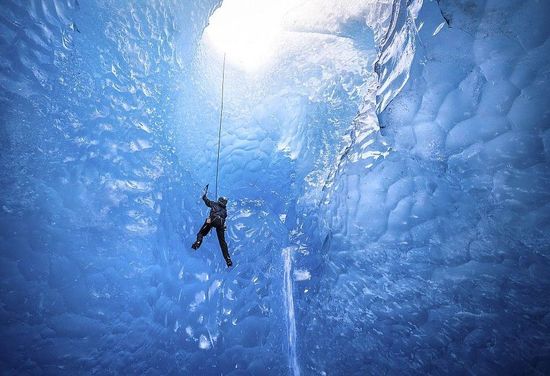 美國探險(xiǎn)家深入冰縫 拍攝冰川內(nèi)部夢(mèng)幻美景(圖)