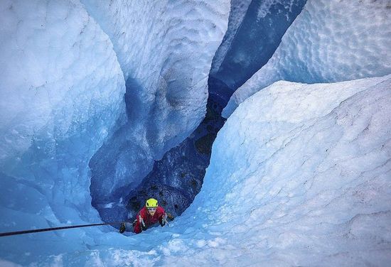 美國探險(xiǎn)家深入冰縫 拍攝冰川內(nèi)部夢(mèng)幻美景(圖)