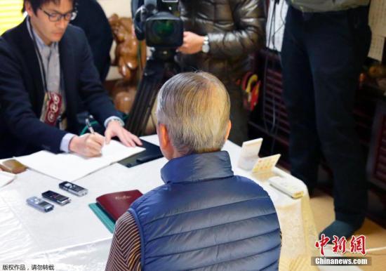 當?shù)貢r間1月25日，日本千葉市，日本遭“伊斯蘭國”綁架人質(zhì)湯川遙菜的父親接受媒體采訪。伊斯蘭國武裝(IS)24發(fā)布視頻顯示，其中一位被綁架日本人質(zhì)湯川遙菜(Haruna Yukawa)已經(jīng)被該組織殺害。日本政府表示將驗證視頻的真實性。 視頻：關注日本人質(zhì)事件：極端組織視頻顯示一人質(zhì)已遭殺害來源:央視新聞