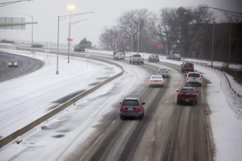 特大暴風(fēng)雪襲擊美國(guó)東北部，多州進(jìn)入緊急狀態(tài)。