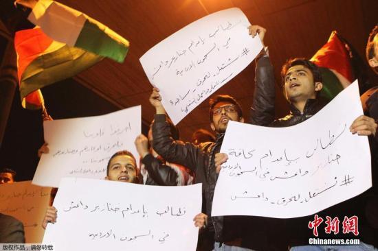 約旦軍方宣布，被極端組織“伊斯蘭國”劫為人質(zhì)的飛行員卡薩斯貝已遭殺害，憤怒的抗議群眾聚集首都安曼。 視頻：約旦政府談人質(zhì)遇害：一定會做出強有力回擊來源:央視新聞