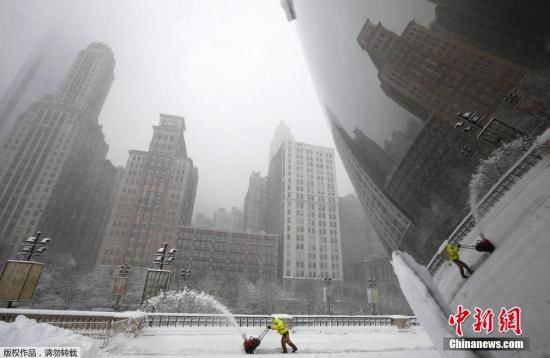 當(dāng)?shù)貢r(shí)間2015年2月1日，美國(guó)芝加哥，當(dāng)?shù)赜瓉?lái)今冬最強(qiáng)降雪。