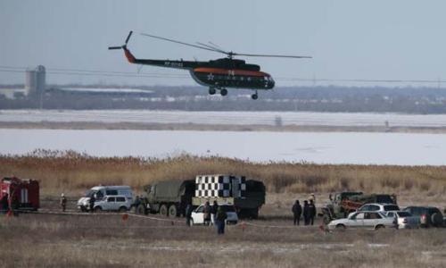 圖片說明：當?shù)貢r間2月11日，一架俄羅斯蘇—24轟炸機在著陸過程中墜毀，救援人員正在偵察失事區(qū)域。(