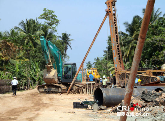 　斯里蘭卡南部鐵路項目施工現(xiàn)場。一臺打樁機正在進行鐵路橋橋墩作業(yè)。(攝影：孫洋)