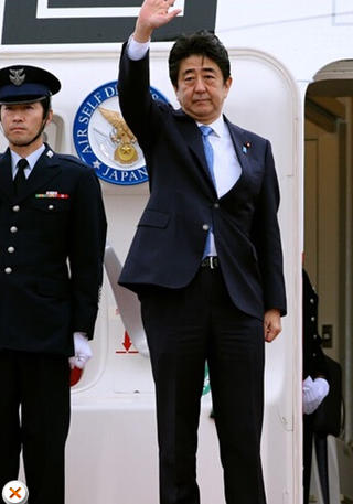 安倍在機場告別，面色凝重