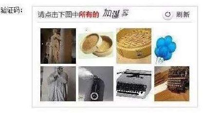 澎湃新聞記者從鐵路上海站了解到，目前窗口售票采用的系統(tǒng)與12306網購不同，購票者通過身份證件的驗證，即可購票。根據(jù)往年經驗，每年臘月二十三到二十九的火車票最為緊俏，對應的網絡購票日期為12月4日至10日，春運火車票搶票也進入最白熱化的狀態(tài)。對此，鐵路部門提醒，如果沒能在第一時間買到票，旅客不妨在起售時間30分鐘后、開車前15天和開車前1天三個時間點“撿漏”，可能會有意外的收獲。