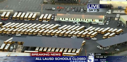 圖：美國(guó)KTLA電視臺(tái)直播畫面顯示，洛杉磯聯(lián)合學(xué)區(qū)校巴已被叫停，家長(zhǎng)被通知暫不能送孩子上學(xué)。