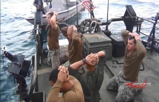 圖為美國大兵雙手抱頭，跪地道歉。