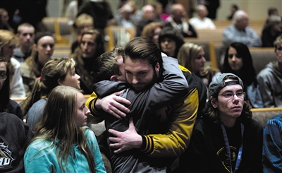 2月21日，美國(guó)密歇根州卡拉馬祖縣，連環(huán)槍擊案發(fā)生后，民眾在教堂禱告。