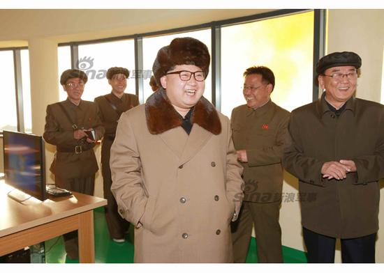 金正恩現(xiàn)場(chǎng)指導(dǎo)工作。
