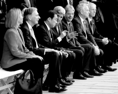 10日，七國外長觀看日本傳統(tǒng)歌舞表演期間，美國國務(wù)卿克里與日本外相岸田文雄在交頭接耳