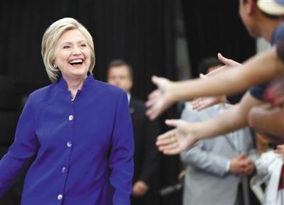 當(dāng)?shù)貢r間6日，美國加利福尼亞州長灘市，心情大好的希拉里與支持者互動。 圖/CFP