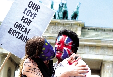 一對(duì)情侶用行動(dòng)支持“留歐”。