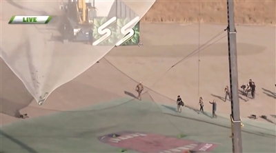 艾金斯成功落到一個1/3足球場大小的安全網(wǎng)上。