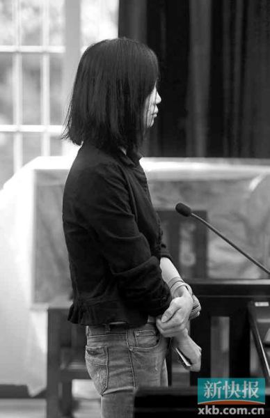 昨日，何敏在庭上抿著嘴不停抹眼淚。新快報記者孫毅/攝