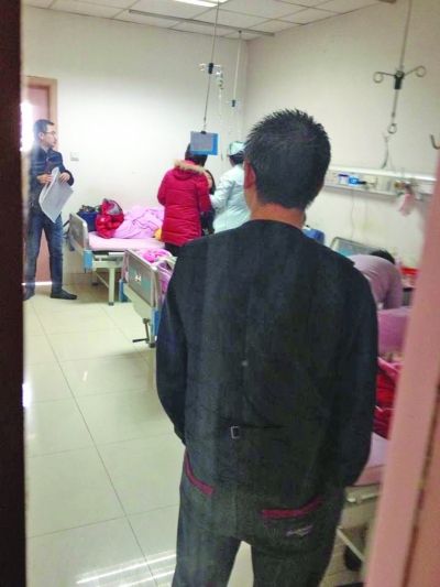 男孩一家神情凝重。