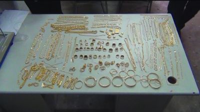 警方追回的被搶金首飾，有172件，2200多克。其余的都被嫌疑人變賣，用來購買手機的汽車。