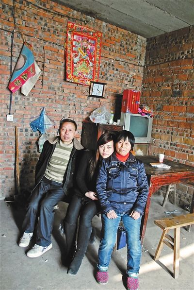 超生女謝先梅(中)、養(yǎng)父謝運(yùn)才（左）、謝運(yùn)才的嫂子唐富秀