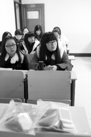 在限時(shí)斷網(wǎng)前，江大已有發(fā)起拒絕手機(jī)低頭族活動(dòng)，圖為設(shè)立了手機(jī)暫存袋的課堂 吳奕 攝