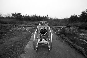 3月12日，汨羅白塘鄉(xiāng)趕洲村，李厚勝坐在他的“魚鷹直升機(jī)”上。圖/記者謝長貴