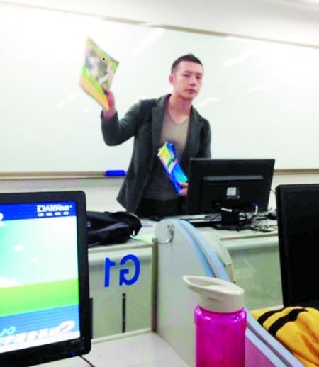 讓甘麟翰爆紅的，就是這張商學(xué)院大一學(xué)生在課堂上拍攝的照片。