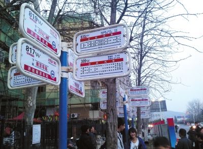 3月16日，江蘇省南京市，眾多乘客在“火車站廣場東”站臺候車。圖/東方IC