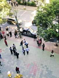 市民提供給賀偉的事發(fā)時(shí)雙方?jīng)_突照片。