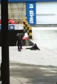 彭智被打后倒地(圖據(jù)網(wǎng)絡) 彭智被打后倒地(圖據(jù)網(wǎng)絡)