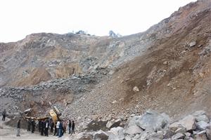 挖掘機翻落10米高山崖 司機摔成重傷 挖掘機翻落10米高山崖 司機摔成重傷