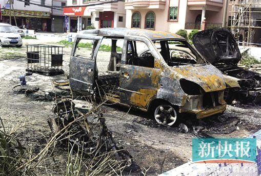 涉事面包車燒剩鐵殼。