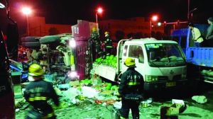 渣土車側(cè)翻在地，現(xiàn)場一片狼藉